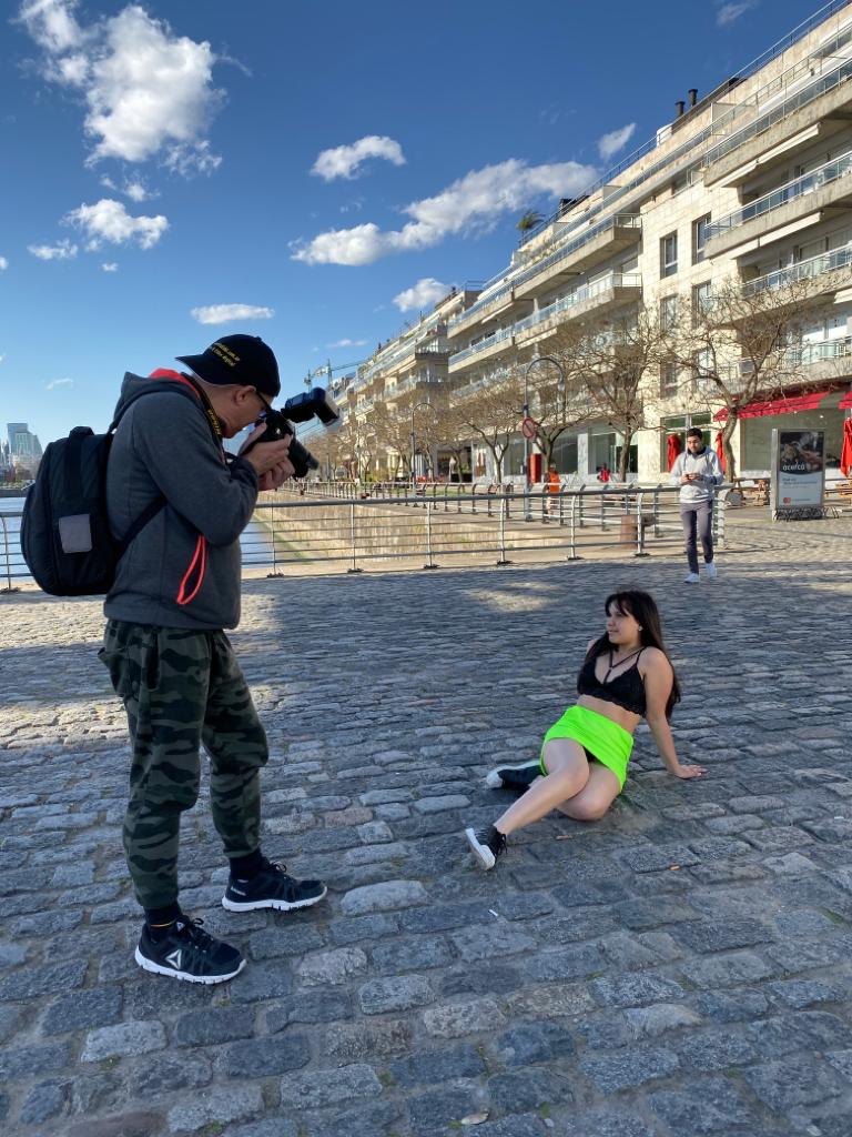 Fotógrafa profesional de FOTOFABI capturando un momento único en un elegante salón de Buenos Aires