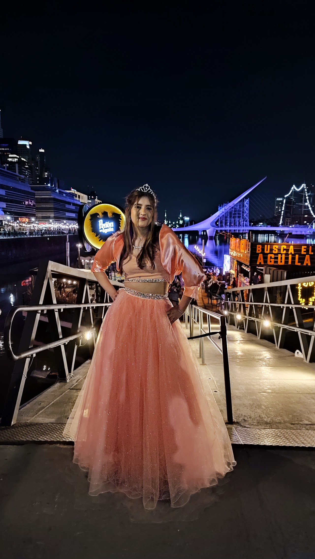 Casamiento romántico en un balcón histórico con vista a la arquitectura señorial de Buenos Aires