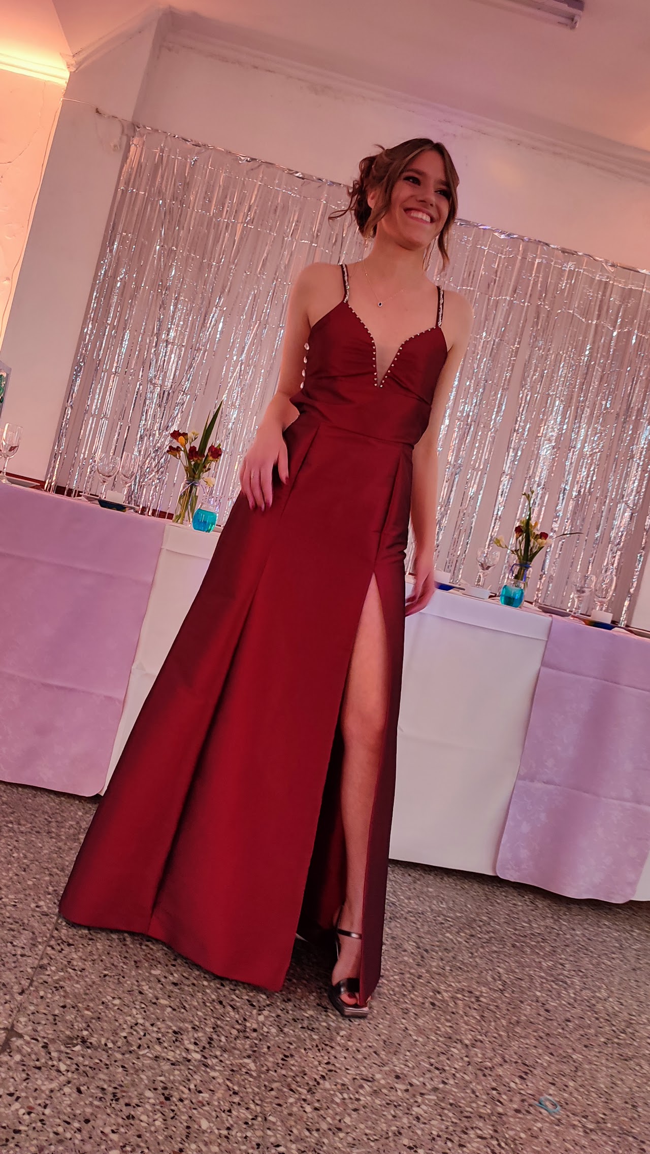 Fiesta mágica de 15 años en Buenos Aires con vestido azul noche de destellos y guirnaldas de luces cálidas
