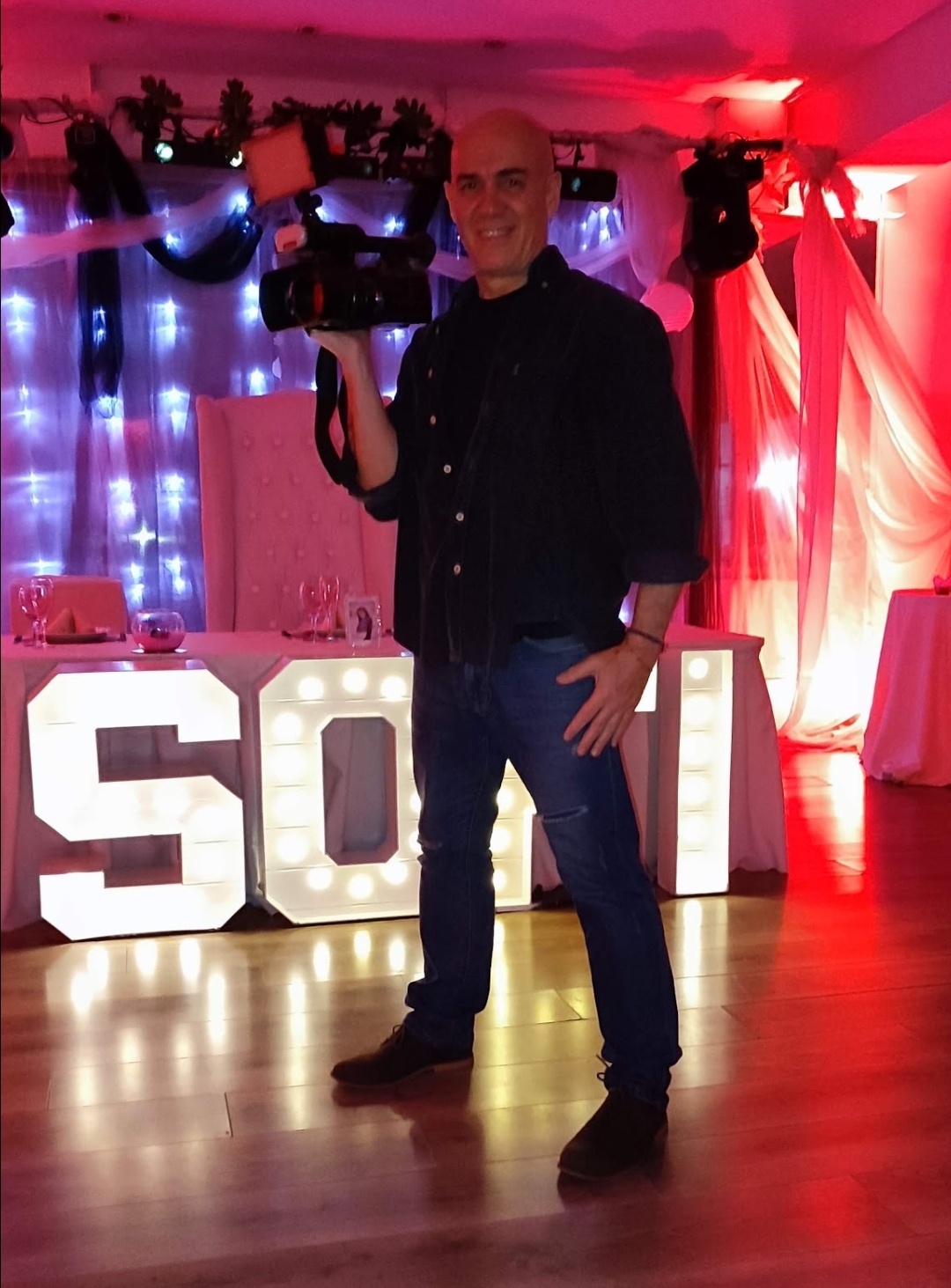 Fiesta nocturna con amigos brindando con champagne en un salón exclusivo de Buenos Aires